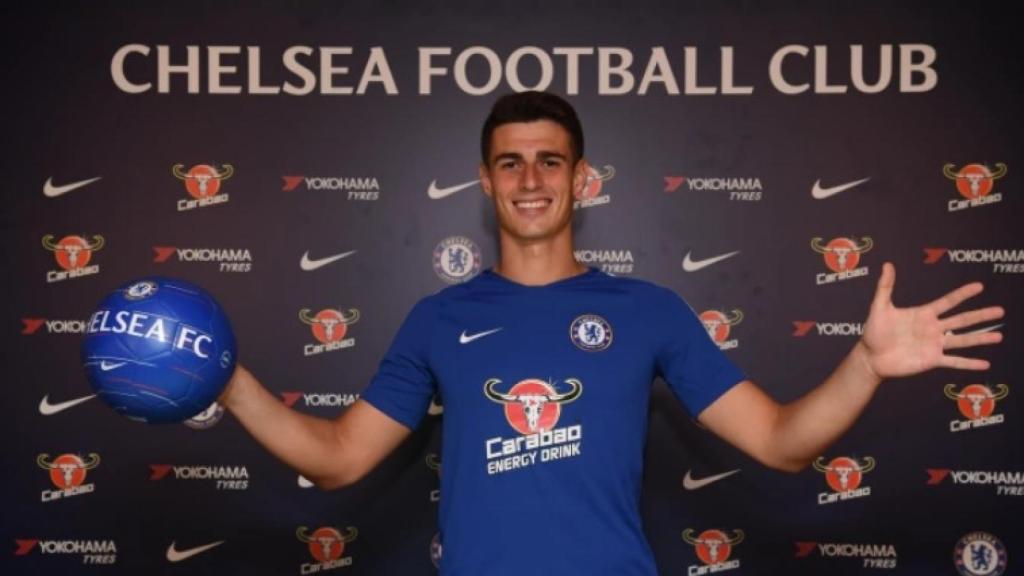 Kepa, posa con la camiseta del Chelsea. Foto: chelseafc.com