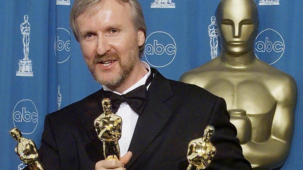 James Cameron con todos sus Oscar. La película más taquillera arrasó en la ceremonia.