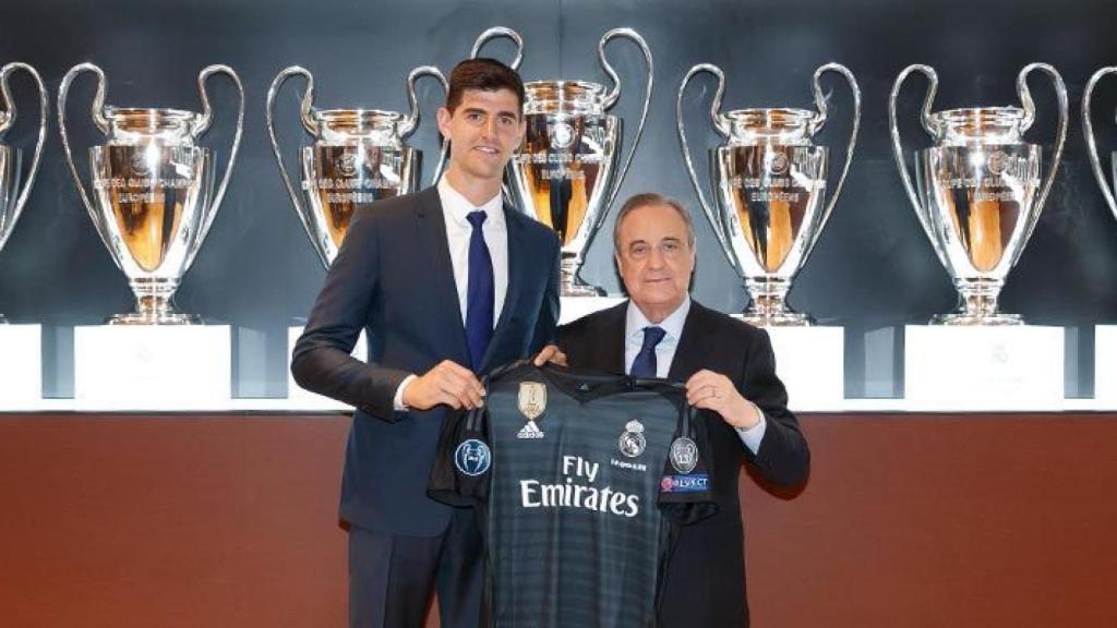 Courtois posa junto a Florentino Pérez