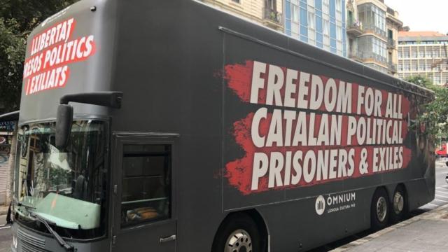 Òmnium habla de represión del Estado en una campaña dirigida a los turistas