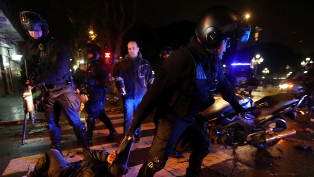 Un hombre detenido durante los disturbios en Buenos Aires.