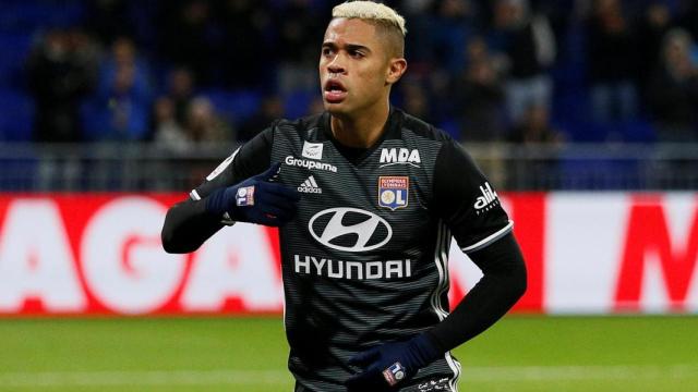 Mariano celebra un gol con el Lyon