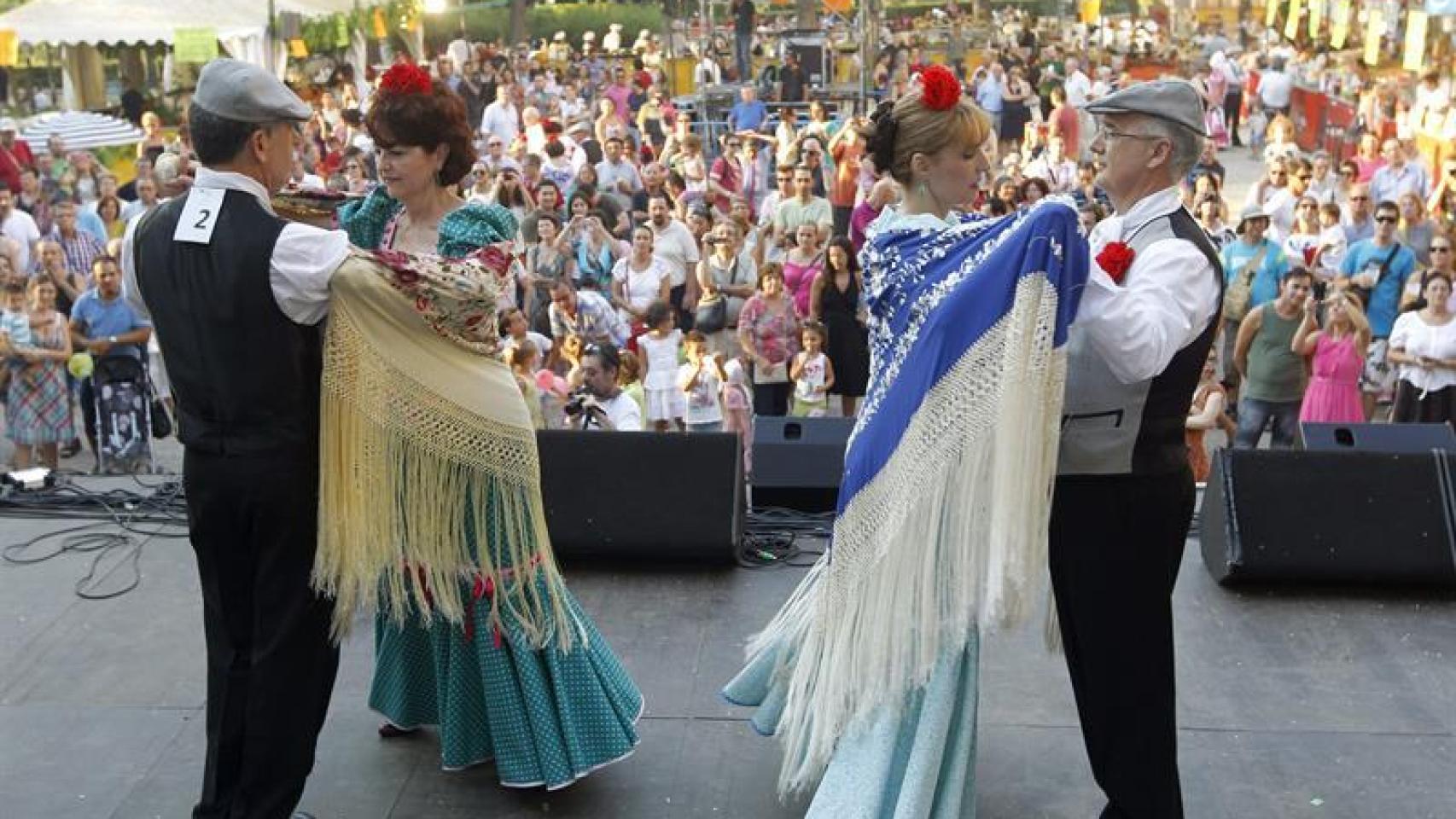 Chulapos sobre un escenario en un concierto durante las fiestas de San Isidro.