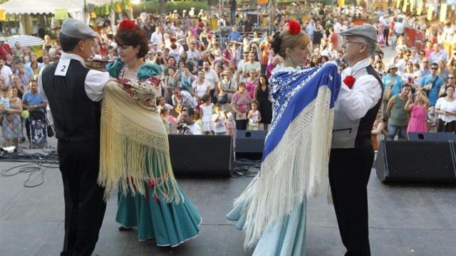 Chulapos sobre un escenario en un concierto durante las fiestas de San Isidro.