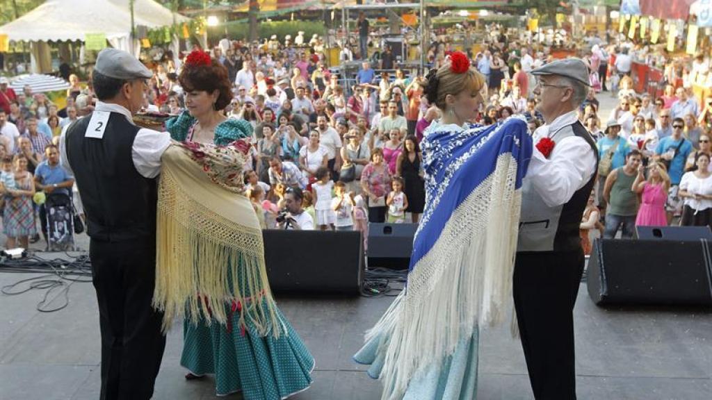Chulapos sobre un escenario en un concierto durante las fiestas de San Isidro.