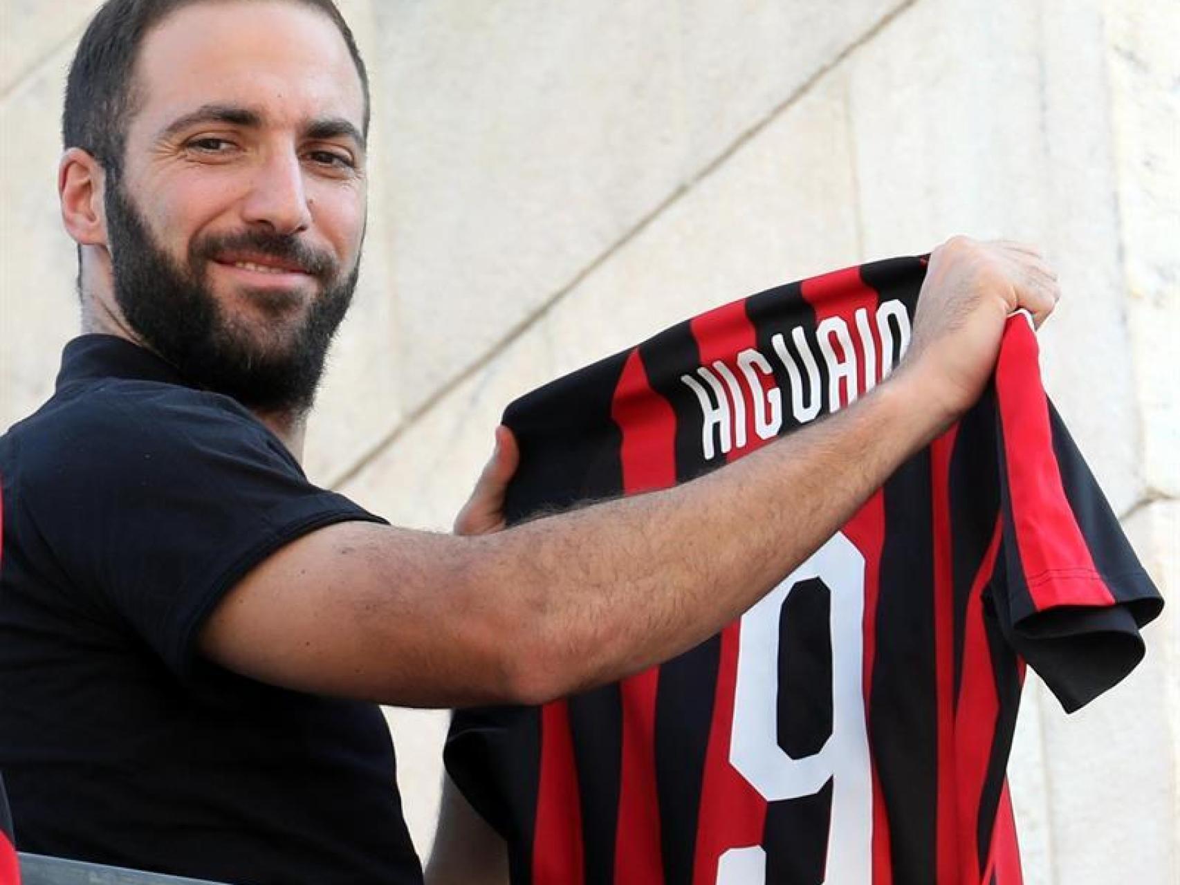 Higuaín, con el '9' del Milan