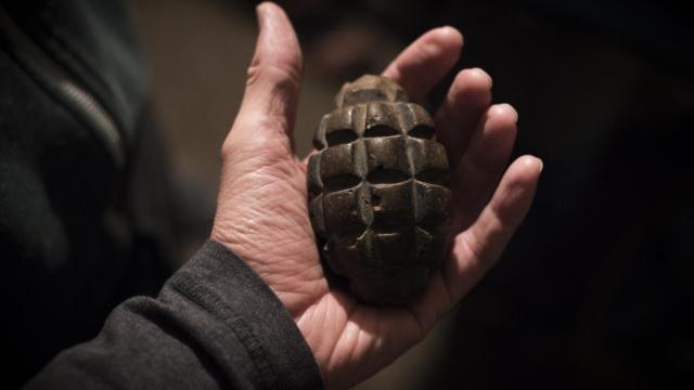 Un soldado le da una granada sin seguro tras una discusión y sale corriendo