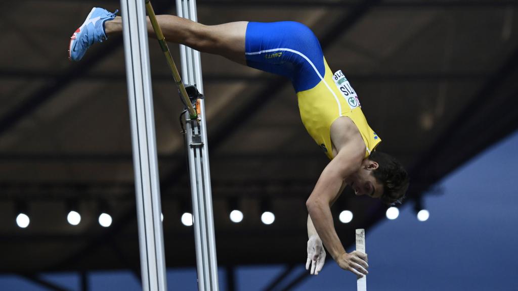 Duplantis trata de superar el listón en la final de pértiga del Europeo.