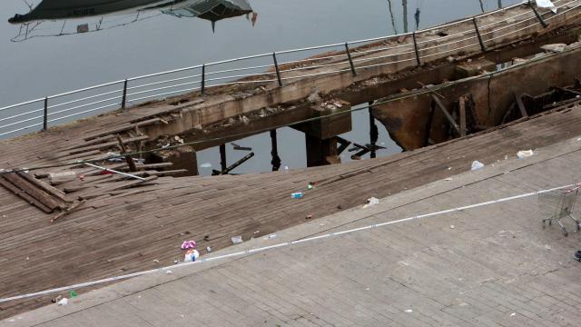 El agujero dejado por el desplome de una plataforma en Vigo.