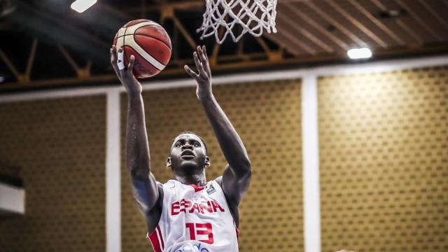 Garuba realizaba una entrada a canasta. Foto: fiba.basketall