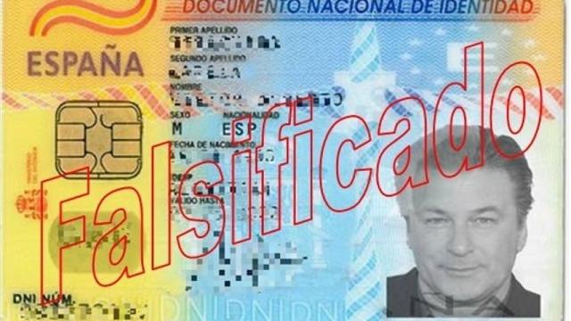 El estafador empleaba un DNI con la foto de Alec Baldwin para abrir cuentas bancarias.