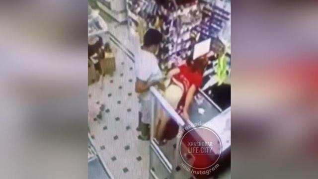 Intentan tener sexo en la caja del supermercado pero fracasan miserablemente