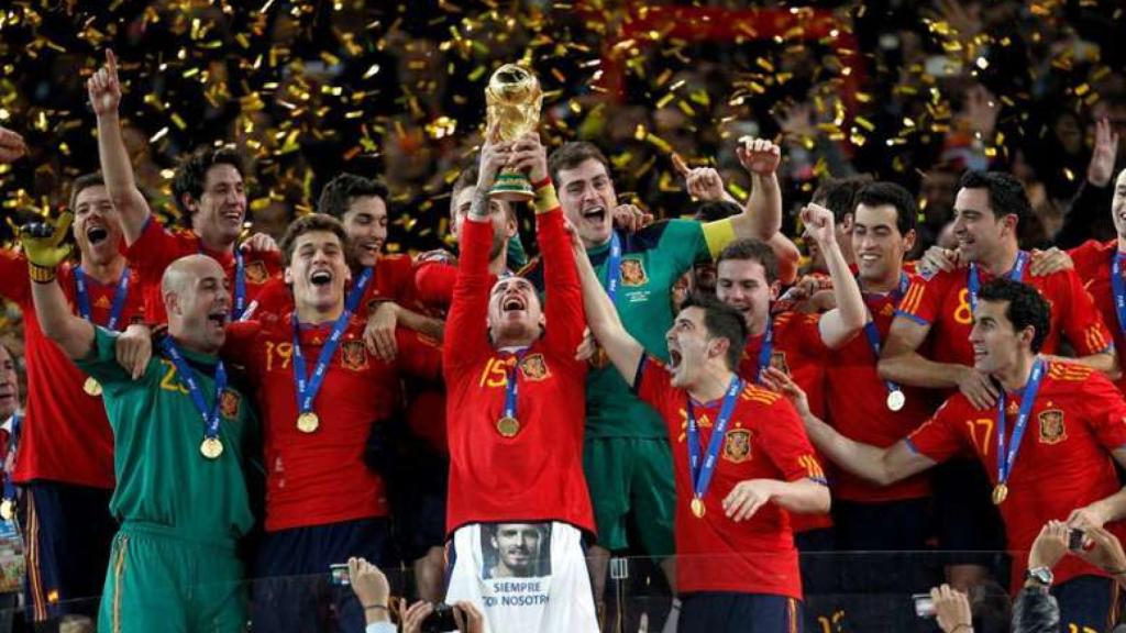 Sergio Ramos levanta la Copa del Mundo en Sudáfrica.