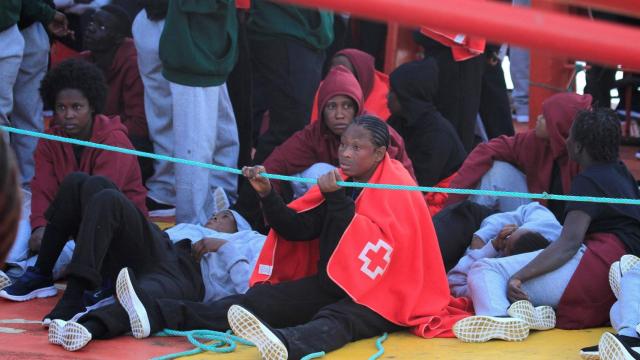Inmigrantes rescatados en el Estrecho en una imagen de arcchivo.