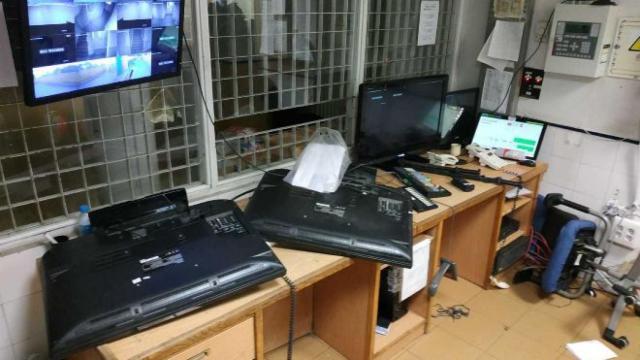 Así quedó la sala de cámaras tras el asalto de los amotinados del CIE de Aluche.