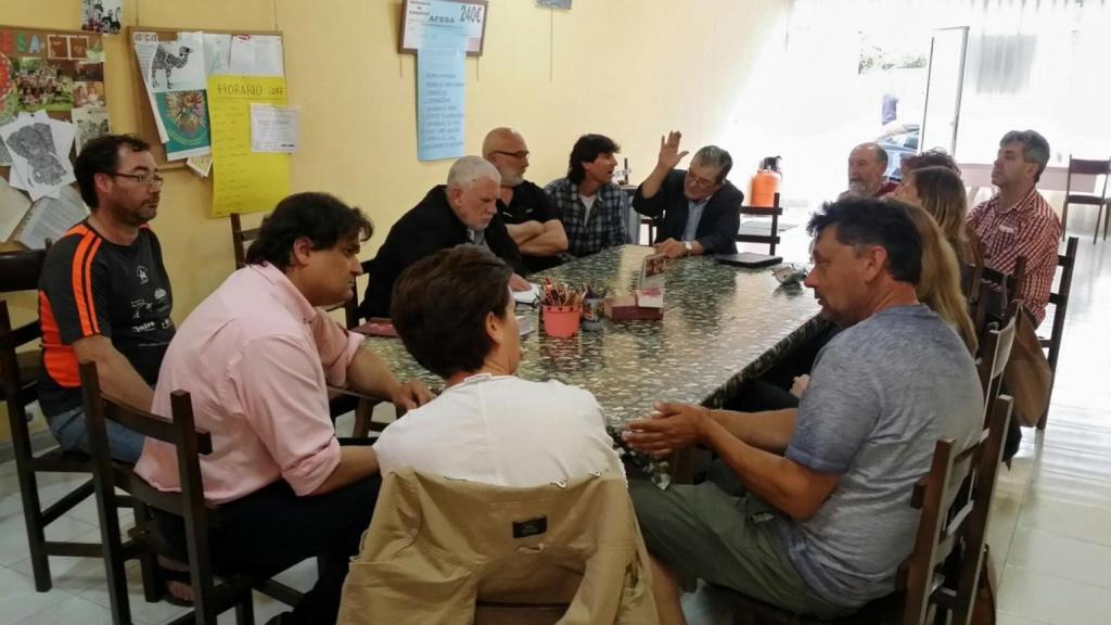 Reunión de Ardines con el equipo del consistorio de Llanes.