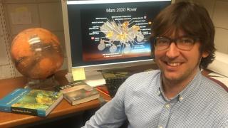 El físico Germán Martínez en su despacho de la Universidad de Michigan.