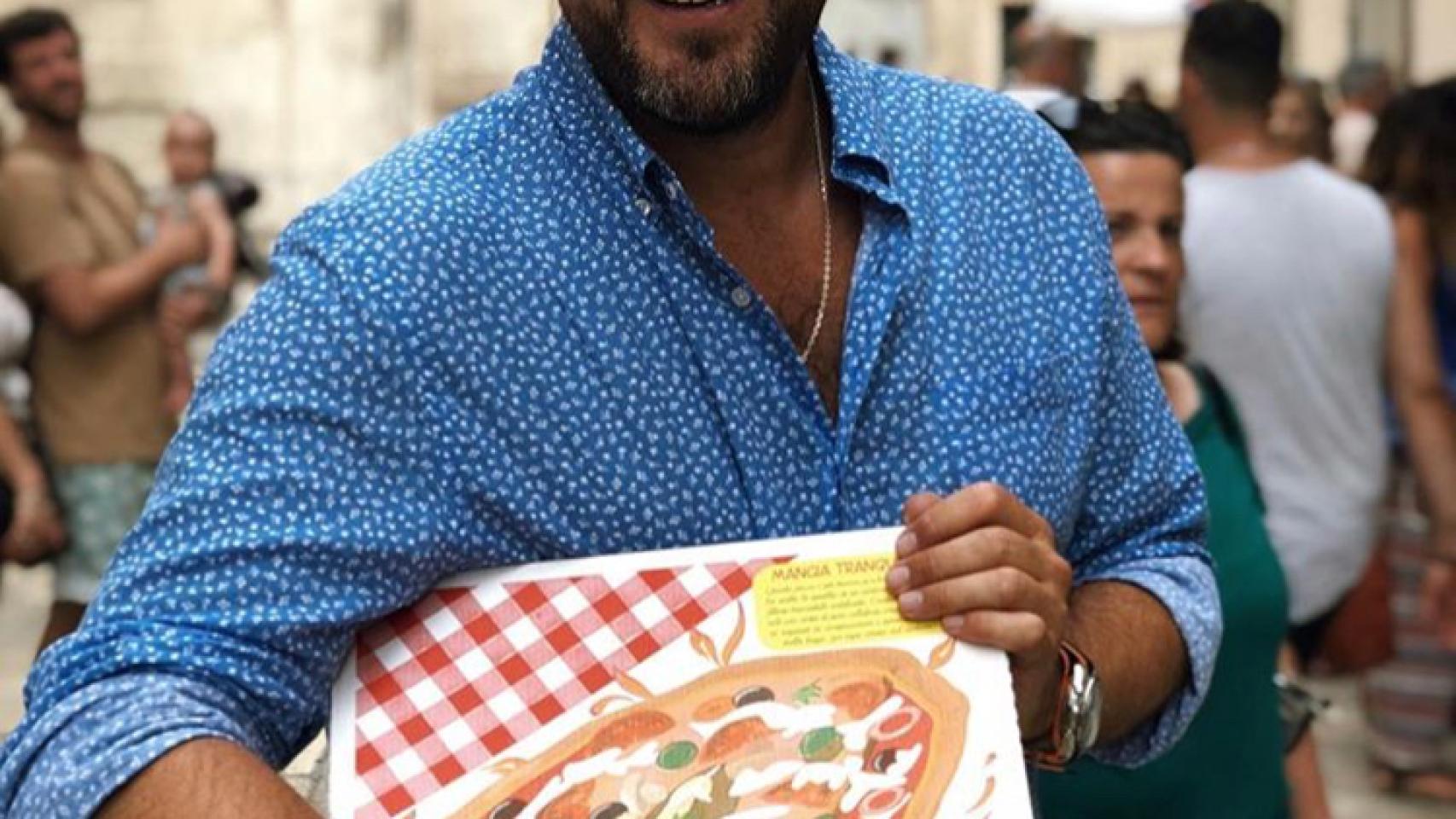 Feliz y sonriente, Máxim Huerta ha posado en sus redes sociales por las calles de Italia, con una caja de pizza en la pizza en la mano.