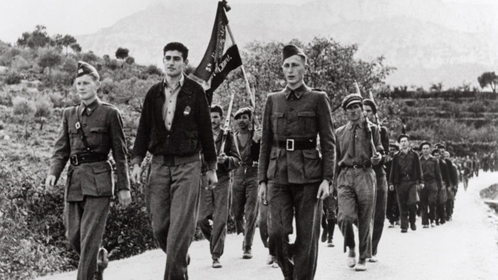 Miembros del Batallón Lincoln, durante el desfile de despedida de las Brigadas Internacionales.