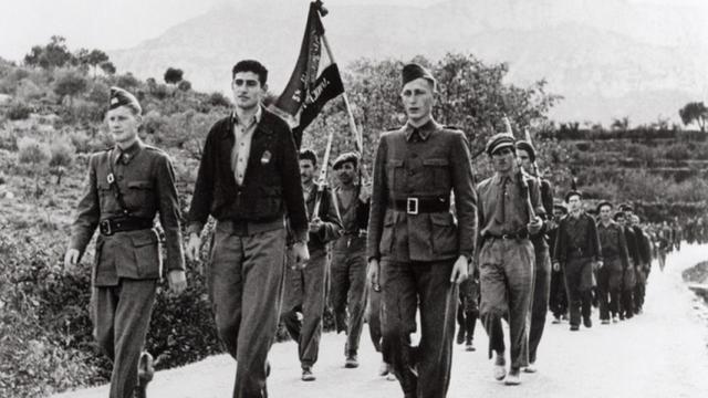 Miembros del Batallón Lincoln, durante el desfile de despedida de las Brigadas Internacionales.