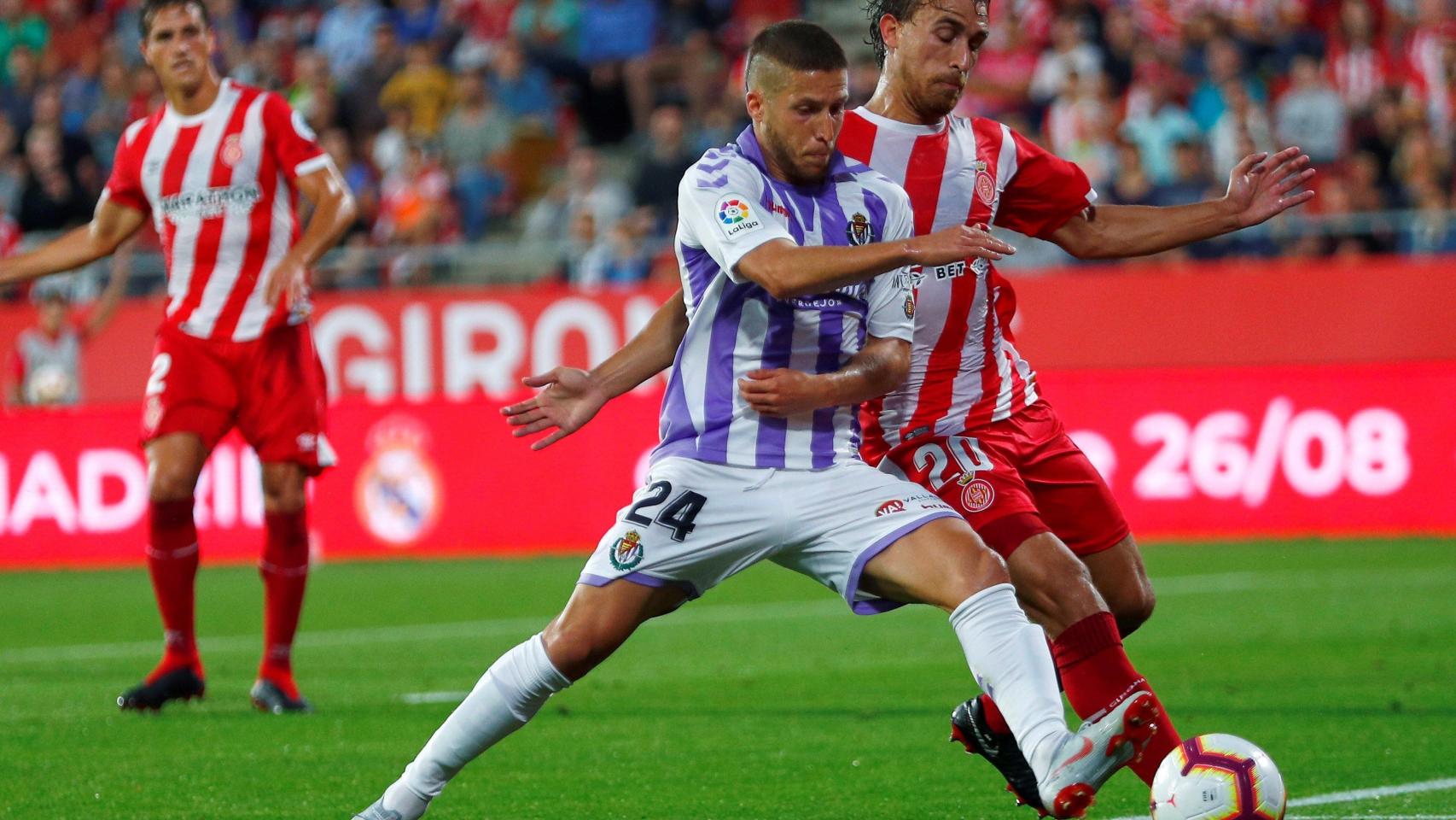 Keko y Muniesa disputan un balón en el Girona - Valladolid
