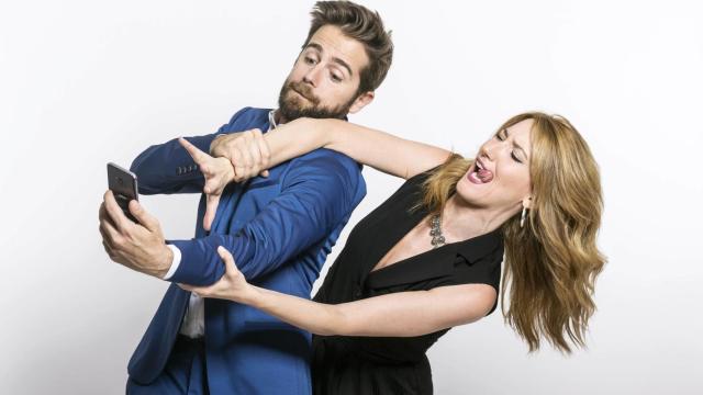 Los presentadores de Quizvideo: Miguel Campos y Saray Esteso.