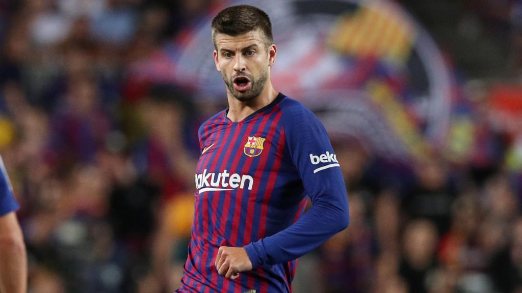 Gerard Piqué, controlando el balón junto a Sergi Roberto
