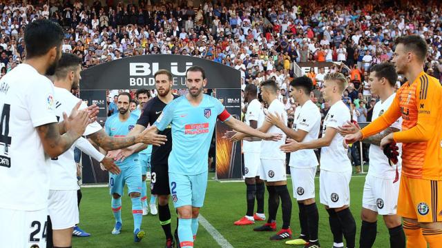 El Valencia haciéndole el pasillo al Atleti. Foto: atleticodemadrid.com