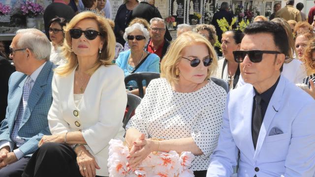 Parte de la familia Mohedano en un homenaje de Rocío Jurado.