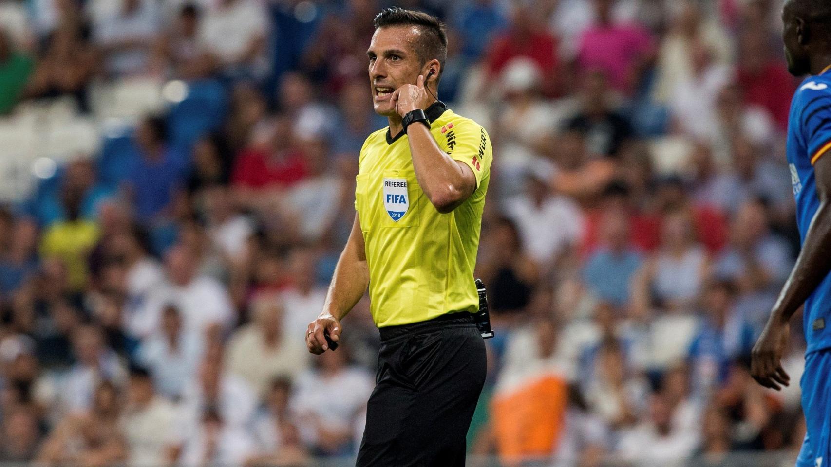 Estrada Fernández, arbitrando el Real Madrid - Getafe