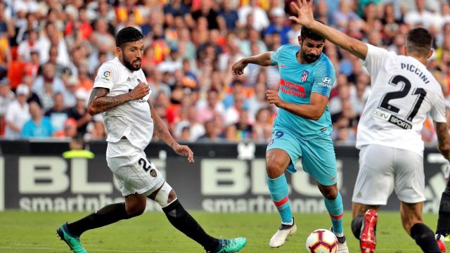 Diego Costa chuta ante la oposición de Garay y Piccini