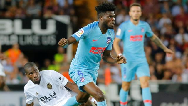 Thomas se lleva el balón ante Kondogbia en el Valencia - Atlético
