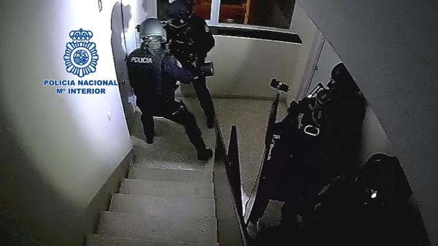 El Grupo Especial de Operaciones accede a una de las viviendas registradas.