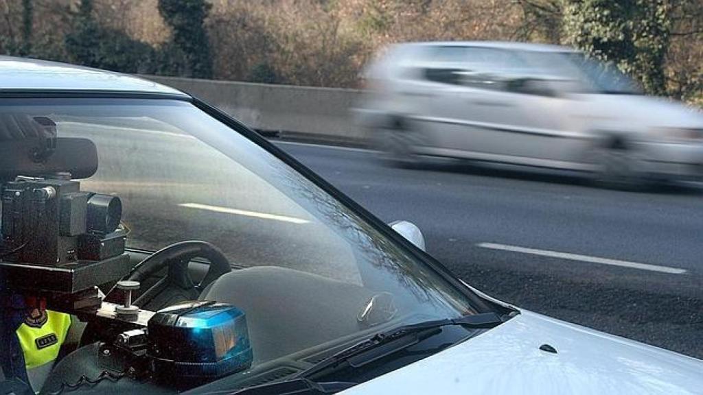 Un radar de la Guardia Civil en un coche camuflado.