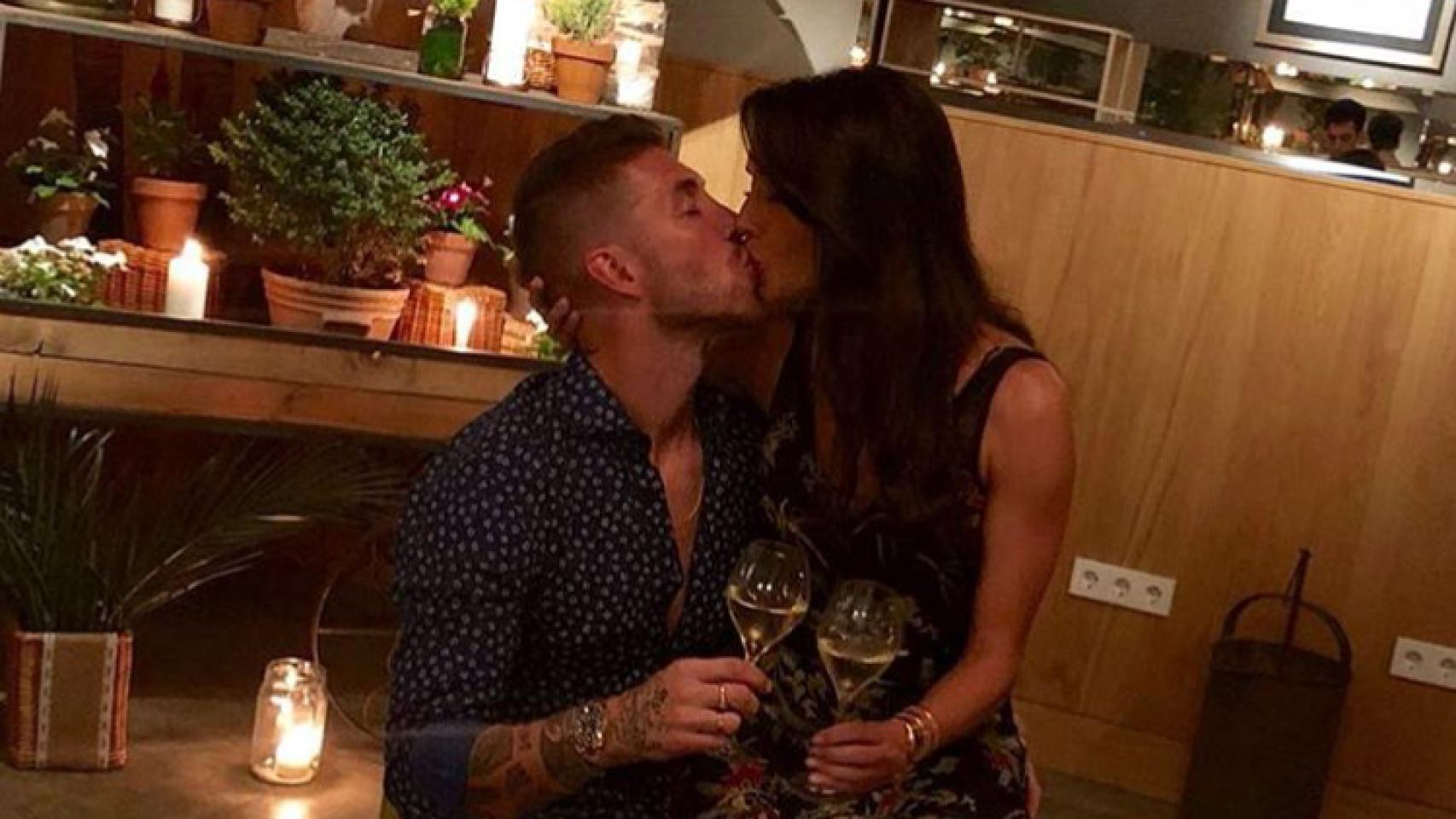 Feliz aniversario, mi amor @pilarrubio_oficial, por muchos más años a tu lado. Te quiero. Ayer, hoy y siempre. I love you #6añosdeamor, escribió el futbolista del Real Madrid junto a una bonita foto besándose.