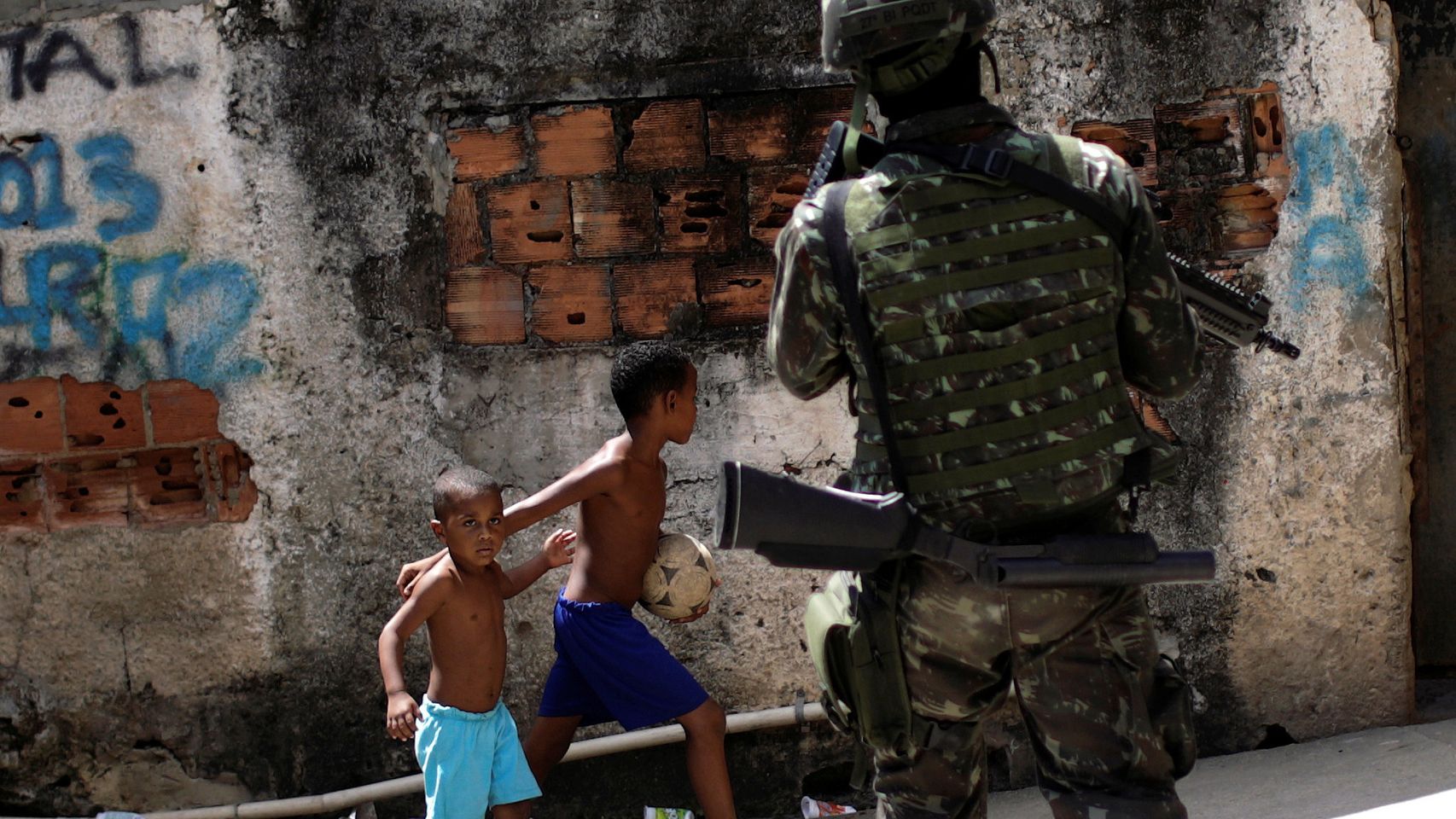 Un soldado patrulla las calles de la favela Alemão.