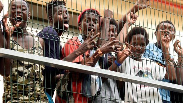 Migrantes subsaharianos tras saltar la valla de Ceuta.