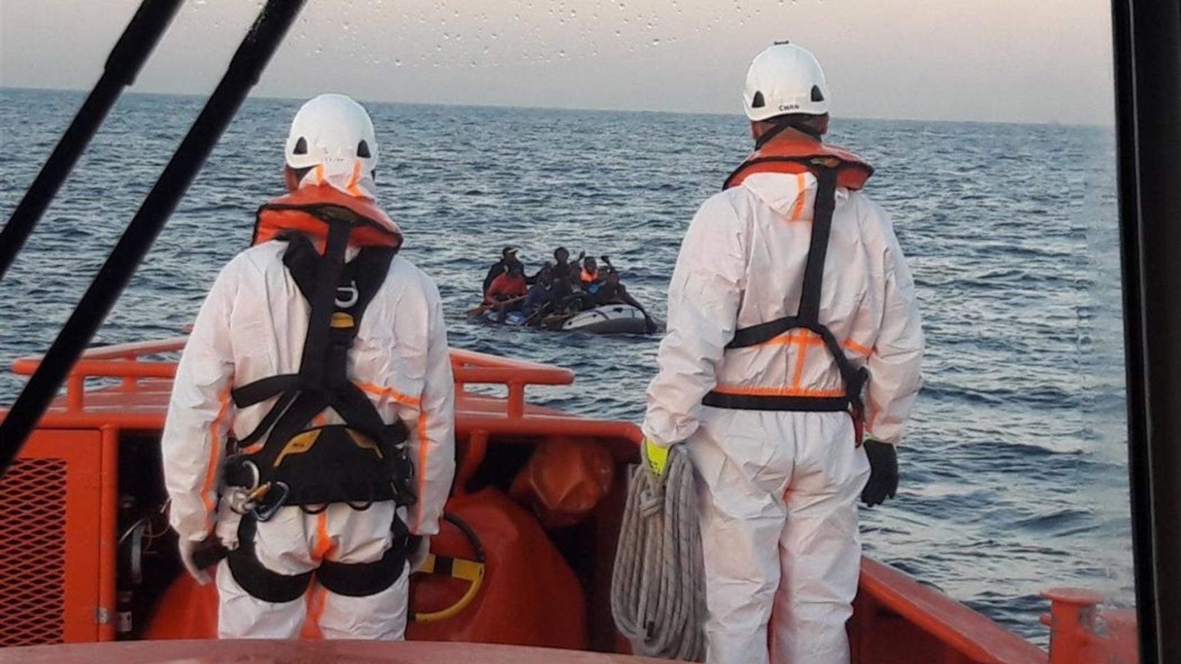 Imagen de una de las pateras llegadas este viernes al Mar de Alborán.