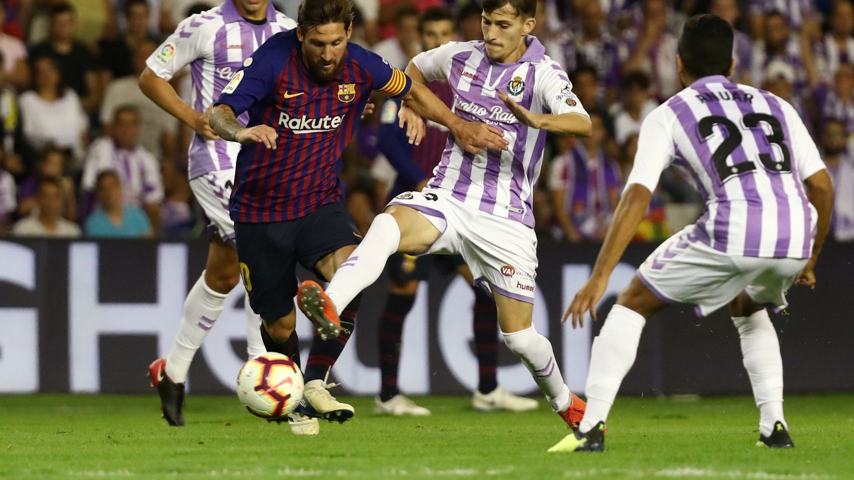Leo Messi trata de regatear a varios jugadores del Valladolid