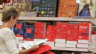 Mujer compra material escolar