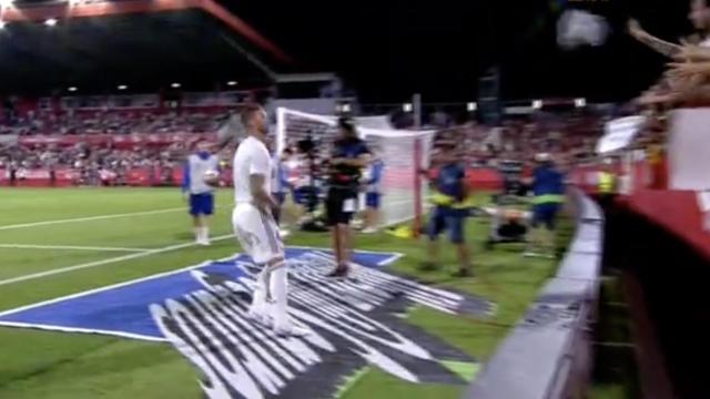 Sergio Ramos regala su camiseta a una fan en Girona