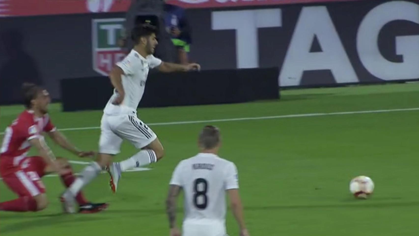 Penalti de Muniesa sobre Asensio