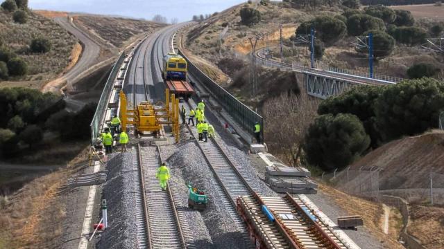 Construcción vías ferroviarias, imagen de archivo.