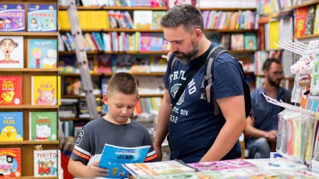 Padre e hijo realizando las compras para la vuelta al cole, imagen de archivo.