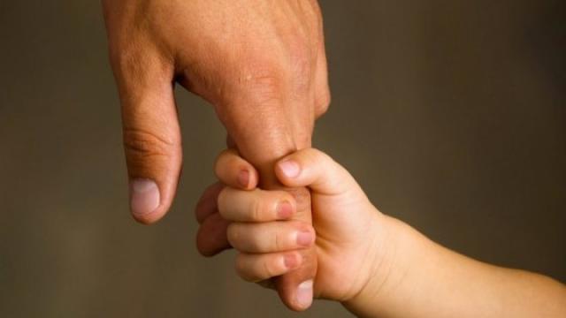 La menor tiene 13 años en lugar de 7 como les informaron en el centro de adopción.