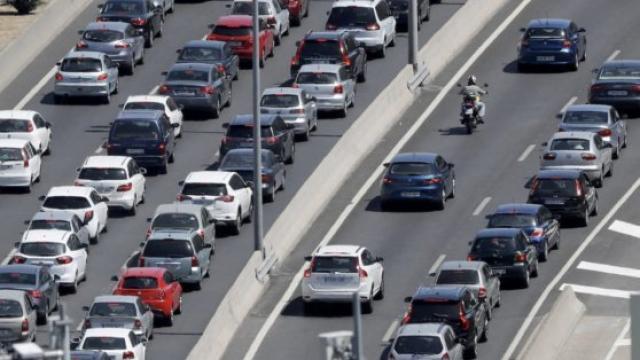 Imagen de archivo de una carretera plagada de coches.