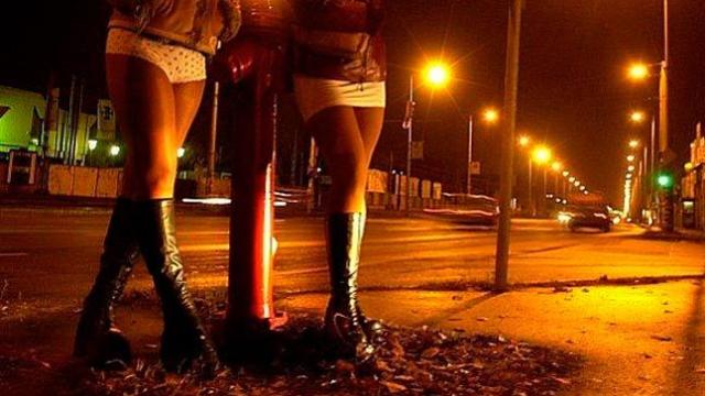 Dos prostitutas en la calle, en una imagen de archivo sin relación con los hechos narrados en esta noticia.