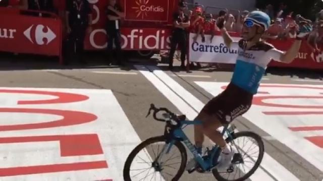 Tony Gallopin cruzando la meta de la séptima etapa de La Vuelta 2018. Foto: Twitter (@lavuelta)