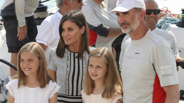 Los Reyes de España junto a sus hijas en Mallorca.