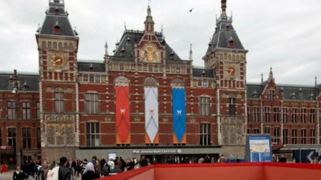 Un hombre hiere a tres personas con un cuchillo en la estación de Ámsterdam